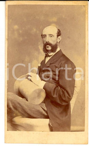 Fotografia d epoca originale 1880 ca NAPOLI Ritratto di gentiluomo con il cilindro bianco Foto BUONARROTI 1