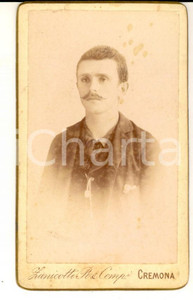 Fotografia d epoca originale 1890 ca CREMONA REGIA MARINA ? Giovane in abito scuro ZANICOTTI & BRUGNOLOTTI 1