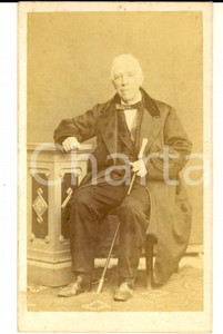 Fotografia d epoca originale 1890 ca MERANO Ritratto di anziano in tenuta da passeggio Foto KLEINLERCHER CDV 1