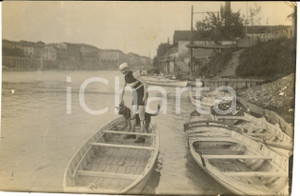 Fotografia d epoca originale 1930 ca TORINO MURAZZI Barcaiolo sul Po con cane lupo Foto VINTAGE 16x10 1