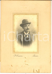 Fotografia d epoca originale 1910 ca PAVIA Ritratto maschile con il cappello Fotografia F. CISARRI 1