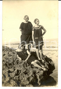 Fotografia d epoca originale 1927 AREA LIGURE ? Ritratto di tre insegnanti su uno scoglio Foto VINTAGE FP 1