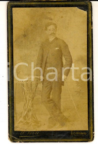 Fotografia d epoca originale 1890 ca TORINO Ritratto maschile in abito da passeggio Foto Mario VERRI CDV 1