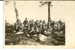 Fotografia d epoca originale 1930 ca LOMBARDIA ? Picnic di balilla in gita scolastica  Foto cartolina 1