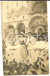 Fotografia d epoca originale 1910 VENEZIA Coppia di turisti con piccioni in piazza San Marco Foto cartolina 1