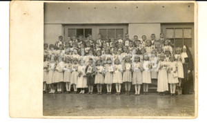 Fotografia d epoca originale 1940 ca AREA LOMBARDA ? Bambini con suora dopo la Prima Comunione Foto 1