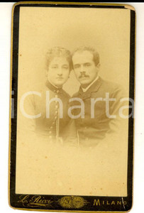 Fotografia d epoca originale 1890 ca MILANO Ritratto di coppia di sposi Fotografia L. RICCI CDV 1