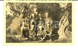 Fotografia d epoca originale 1940 WW2 ALBANIA ? Soldati scherzano con berretti tradizionali foto cartolina 1