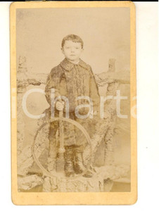 Fotografia d epoca originale 1880 ca PARIS Ritratto di bambino con il cerchio Foto MAYADON CDV DANNEGGIATA 1