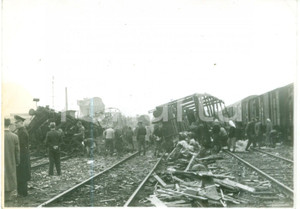 Fotografia d epoca originale 1943 KOLN WW2 Folla osserva vagoni ferroviari distrutti da bombardamenti Foto 1