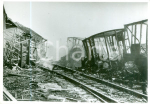 Fotografia d epoca originale 1943 KOLN WW2 Disastro vagoni ferroviari distrutti da bombardamenti Fotografia 1