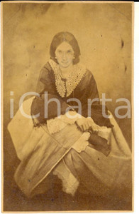 Fotografia d epoca originale 1870 ca GRECIA / GREECE Ritratto di giovane donna in abito ricamato Foto CDV 1