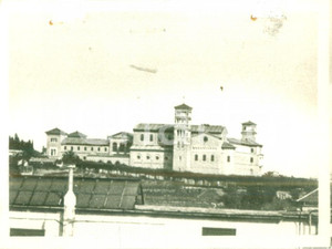 Fotografia d epoca originale 1933 ROMA Dirigibile GRAF ZEPPELIN in volo su una chiesa Fotografia FUORI FUOCO 1