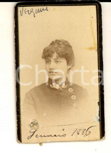Fotografia d epoca originale 1886 FIRENZE Ritratto di giovane donna con abito ricamato Foto ALVINO 5x6,5 cm 1