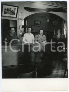 Fotografia d epoca originale 1950 ca FRANCE Osteria con famiglia di gestori Aperitivo DUBONNET Fotografia 1
