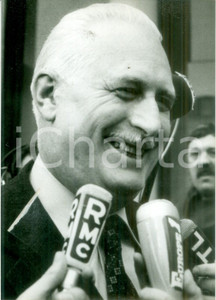 Fotografia d epoca originale 1983 PARIS André GIRAUD Ministro dell industria parla ai giornalisti Fotografia 1