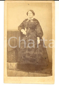 Fotografia d epoca originale 1870 ca MILANO Ritratto di donna in abito scuro Fotografia BOSSI CDV 1