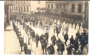 Fotografia d epoca originale 1919 FRANCE Défilé militaire pour la fin de la GRANDE GUERRE Photo carte postale 1