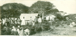 Fotografia d epoca originale 1935 ca SOMALIA Accampamento italiano con ascari e furgone Fotografia 1