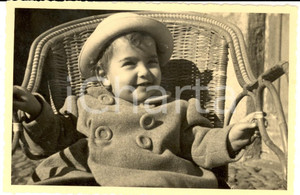 Fotografia d epoca originale 1940 ca MILANO Ritratto di bambina su una poltroncina Foto VIGANO  VINTAGE 1