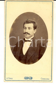 Fotografia d epoca originale 1880 ca CREMONA Ritratto di giovane uomo Foto Aurelio BETRI CDV 1