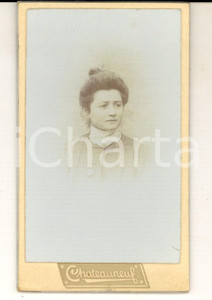 Fotografia d epoca originale 1890 ca Ritratto di donna con acconciatura raccolta Foto CHATEAUNEUF CDV 1