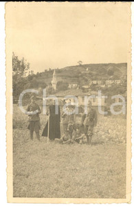 Fotografia d epoca originale 1940 ca ALBANIA ? Sacerdote con prigioniero, militari e bambini Foto CURIOSA 1