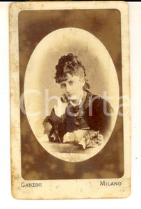 Fotografia d epoca originale 1870 ca MILANO Ritratto di donna con ricco abito scuro Foto GANZINI CDV 1