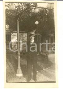 Fotografia d epoca originale 1940 ca AREA DI SAVONA Giovane uomo in piazza Foto cartolina VINTAGE FP 1
