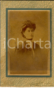 Fotografia d epoca originale 1890 ca ACQUI TERME Ritratto di donna in abito scuro Foto GARIGLIO 10x16 cm 1