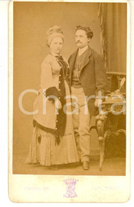 Fotografia d epoca originale 1870 ca TORINO Ritratto di coppia in abito da passeggio Foto SCHEMBOCHE CDV 1