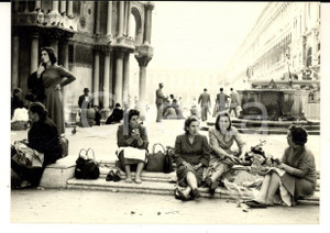 Fotografia d epoca originale 1957 VENEZIA SAN MARCO Merenda improvvisata tra donne Foto ARTISTICA 15x10 1