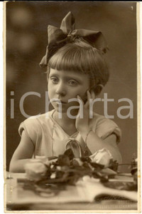 Fotografia d epoca originale 1928 MILANO Ritratto di bambina con una rosa Foto cartolina VINTAGE FARABOLA 1