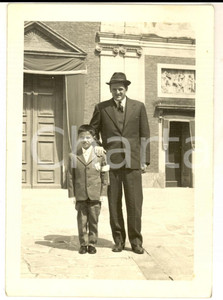 Fotografia d epoca originale 1950 ca MILANO Bambino con il padre alla Prima Comunione Foto SANGIORGI 11x15 1