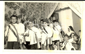 Fotografia d epoca originale 1950 ca MILLESIMO Teatro delle suore  Bambini alla recita Foto VINTAGE 14x8 cm 1