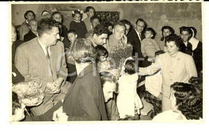 Fotografia d epoca originale 1950 ca MILLESIMO Teatro delle suore  Famiglie alla recita di Natale Foto 14x8 1