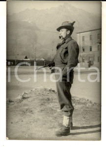 Fotografia d epoca originale 1948 ESERCITO ITALIANO Ritratto di alpino con pipa e mitraglietta Foto 6x10 cm 1