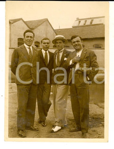 Fotografia d epoca originale 1928 AREA MILANESE Gruppo di amici in zona industriale Foto VINTAGE 9x12 cm 1