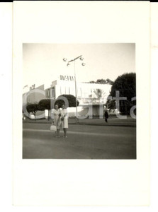 Fotografia d epoca originale 1961 SMIRNE Fiera Internazionale  Ingresso del padiglione ITALIA Foto 7x10 cm 1