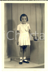 Fotografia d epoca originale 1950 ca SESTO CALENDE Ritratto di bambina con la palla Foto cartolina TONINI 1