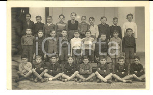 Fotografia d epoca originale 1950 ca MILANO Ritratto di classe elementare maschile Foto cartolina 1