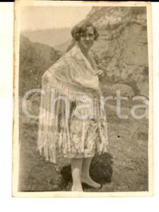Fotografia d epoca originale 1928 AREA DI BELLUNO Giovane donna con scialle tradizionale Foto VINTAGE 6x8 cm 1