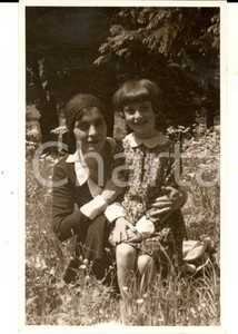 Fotografia d epoca originale 1931 TARVISIO UD Ritratto di madre con la figlia in estate Foto cartolina 1