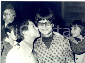 Fotografia d epoca originale 1977 ROMA Premio LIVIO TEMPESTA ai bambini buoni  Bacio vincitori Foto 24x18 1