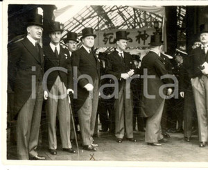 Fotografia d epoca originale 1920 ca LONDON ? Gentiluomini a una fiera giapponese Foto 9x7 cm VINTAGE 1