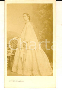 Fotografia d epoca originale 1865 ca PARIS Ritratto di donna in ampio abito bianco Foto LEVITSKY CDV 1