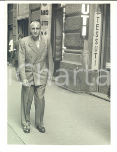 Fotografia d epoca originale 1950 ca MILANO Un ritratto al banco del lotto Foto VINTAGE CURIOSA 19x24 1