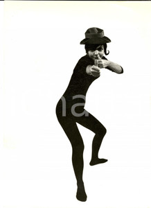 Fotografia d epoca originale 1960 ca FRANCE TEATRO Attrice in scena in calzamaglia nera Foto ARTISTICA 17x25 1