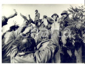 Fotografia d epoca originale 1989 BUCAREST ROMANIAN REVOLUTION Soldati acclamati dalla folla Foto 17x13 1