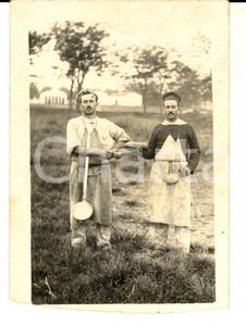 Fotografia d epoca originale 1910 ca FRANCE Cuochi in pausa e pronti al brindisi Foto cartolina CURIOSA 1